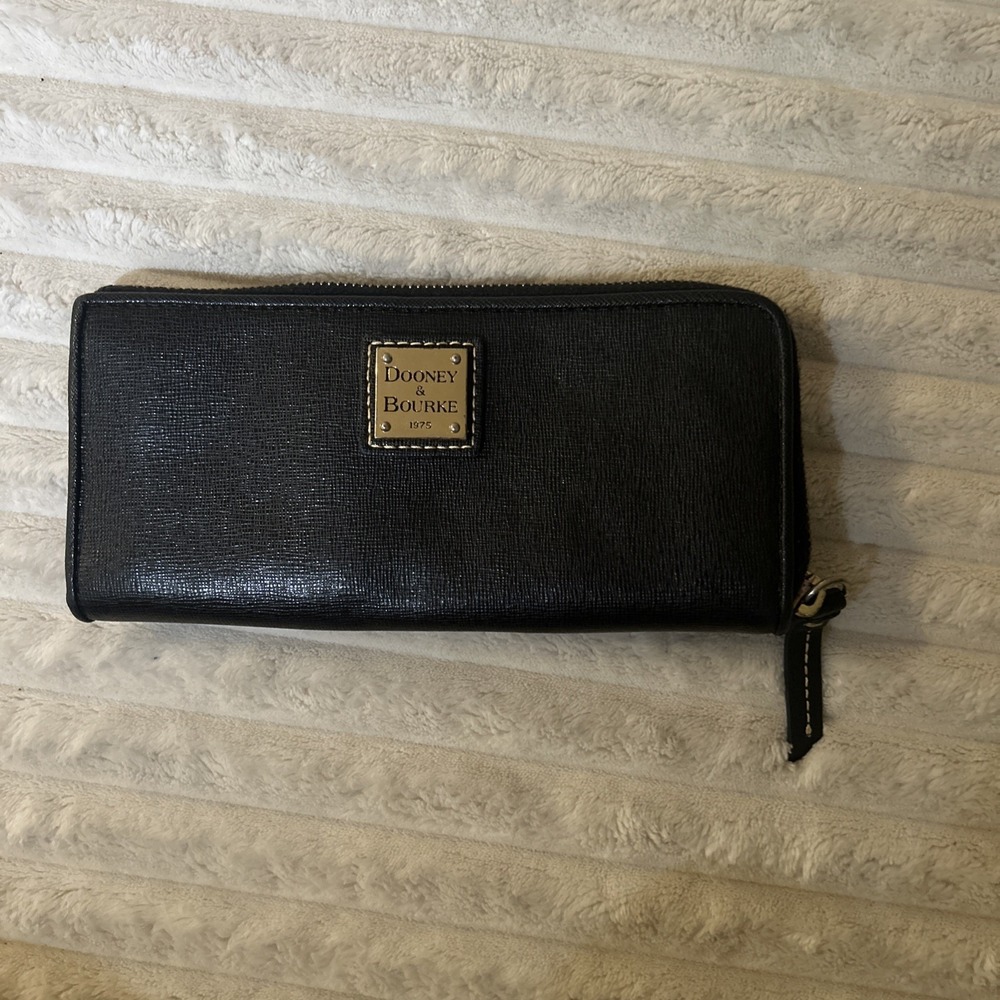 DOONEY AND BOURKE Saffiano Zip Around Continental Wallet GUC